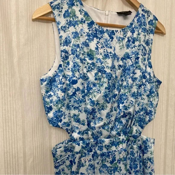 NWOT 🎉 Mackenzie & James blue floral dress with side midriff cutouts! - Picture 3 of 7